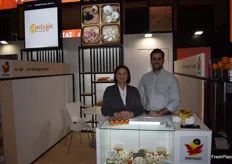 Carmen Roch y Borja Mira, en el stand de la empresa alicantina Imperio Garlic, productores y exportadores de ajo y cebolla.
